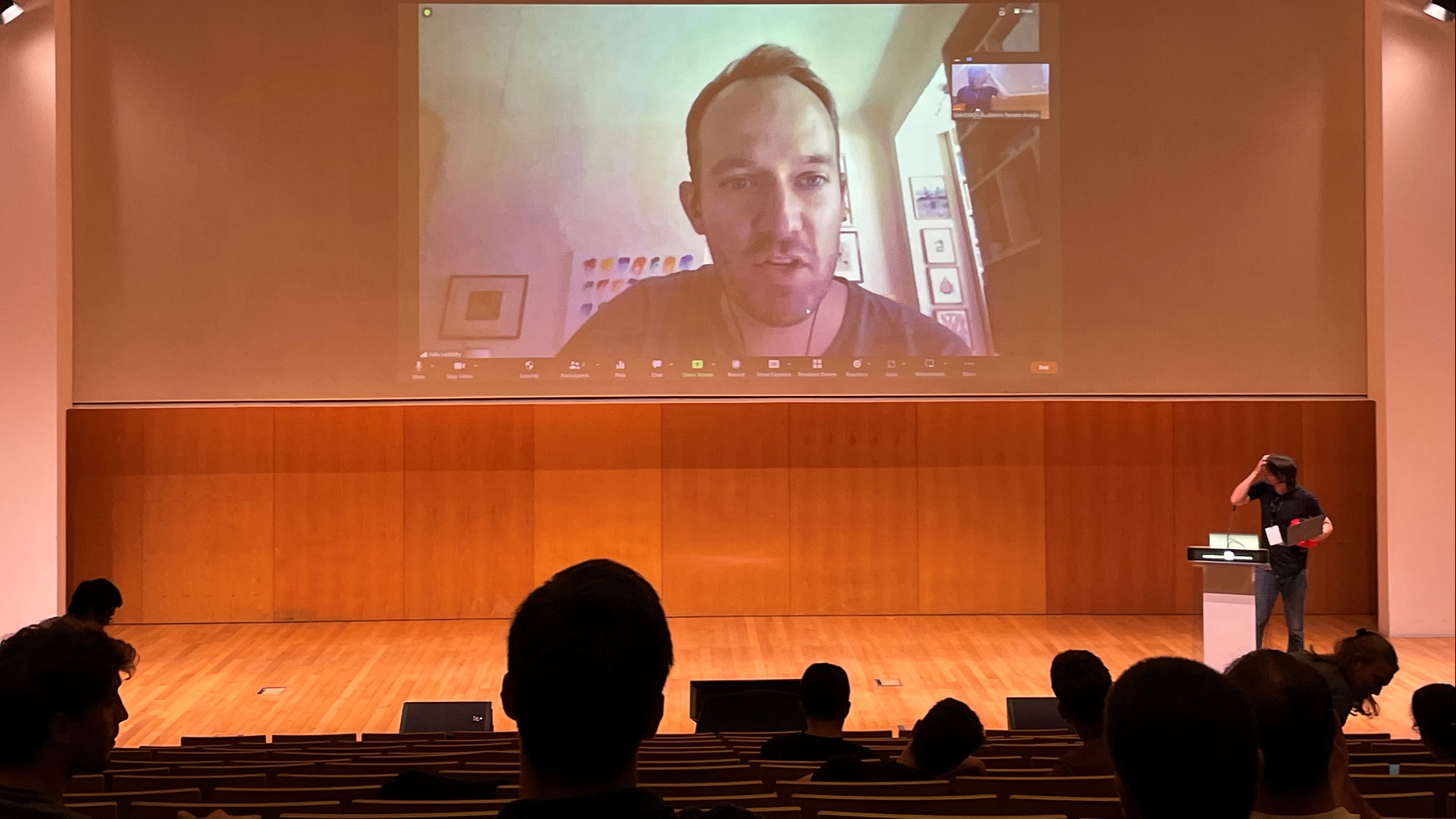 Illinois faculty member Felix Leditzky addresses the TQC audience remotely. (Image: Sarah Maria Hagen)